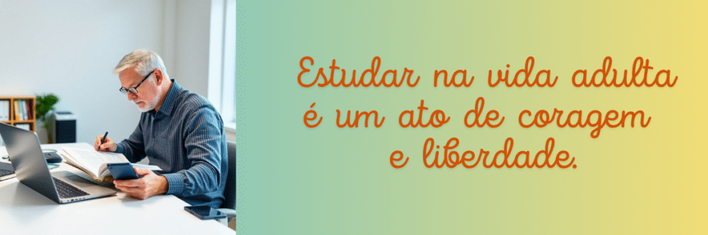 Homem adulto de cabelos grisalhos estuda concentrado em uma mesa com livros, notebook e smartphone, ao lado da frase “Estudar na vida adulta é um ato de coragem e liberdade”, sobre um fundo em tons suaves de verde e amarelo.