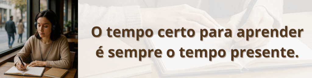 Mulher adulta jovem estudando em um café moderno e tranquilo, durante o dia. Ela está sentada à mesa, com um notebook aberto e um caderno ao lado, escrevendo enquanto escuta algo com fones de ouvido.