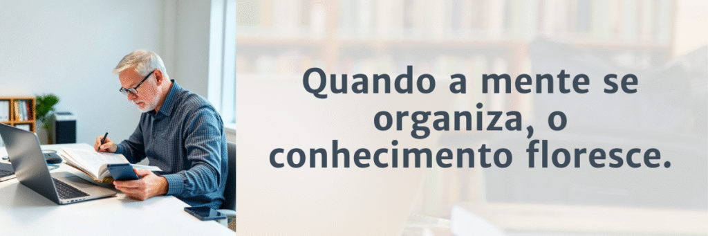Homem de camisa azul escrevendo com concentração em um caderno, simbolizando o processo ativo de transformar informação em conhecimento por meio da escrita e da reflexão.