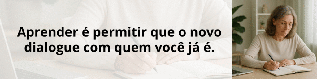 Mulher adulta 50 anos estudando em um escritório aconchegante com plantas e luz natural, sentada à mesa com notebook e caderno. Usa roupa casual em tons claros, com expressão concentrada e serena. 