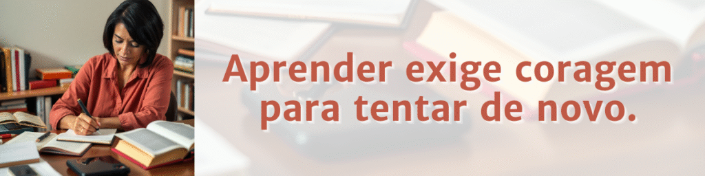 Mulher, meia idade, escrevendo em um caderno enquanto estuda. Sobreposto, o texto: ‘Aprender exige coragem para tentar de novo.’