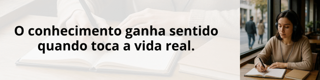 Mulher adulta jovem estudando em um café moderno e tranquilo, durante o dia. Ela está sentada à mesa, com um notebook aberto e um caderno ao lado, escrevendo enquanto escuta algo com fones de ouvido.