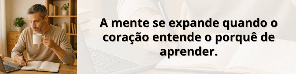 Homem adulto 50 anos estudando em casa, sentado à mesa com notebook aberto e caderno. Ele escreve concentrado enquanto toma café, em um ambiente e acolhedor.