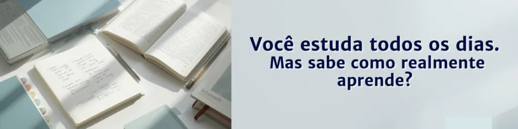 Cadernos e livros abertos sobre mesa clara com luz natural, representando rotina de estudo no ensino superior.