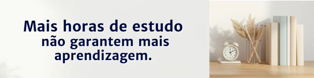 Livros organizados ao lado de um relógio sobre prateleira clara, simbolizando tempo de estudo e gestão da aprendizagem.
