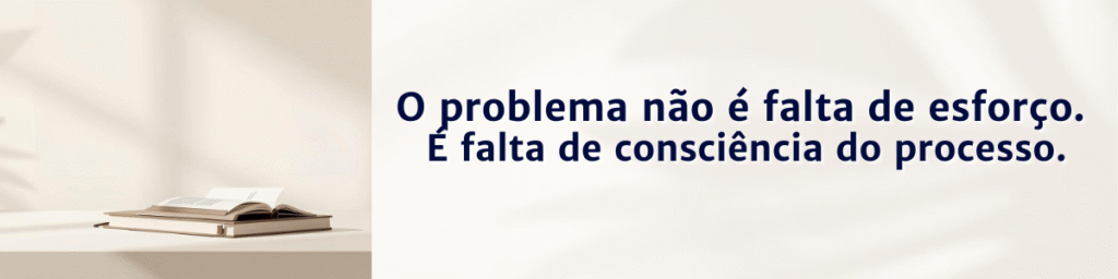 Caderno fechado sobre mesa minimalista iluminada, representando reflexão sobre o processo de aprendizagem no ensino superior.