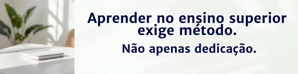 Mesa organizada com livro e planta ao fundo, simbolizando planejamento e método de estudo no ensino superior.