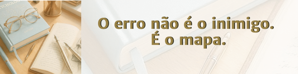 mesa de estudo com caderno aberto, óculos e caneta em tons neutros — o erro como ponto de partida do aprendizado