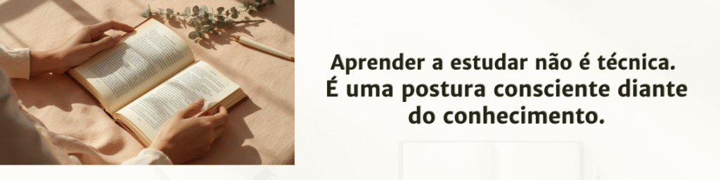 mãos folheando livro aberto sobre tecido pêssego — postura consciente diante do conhecimento