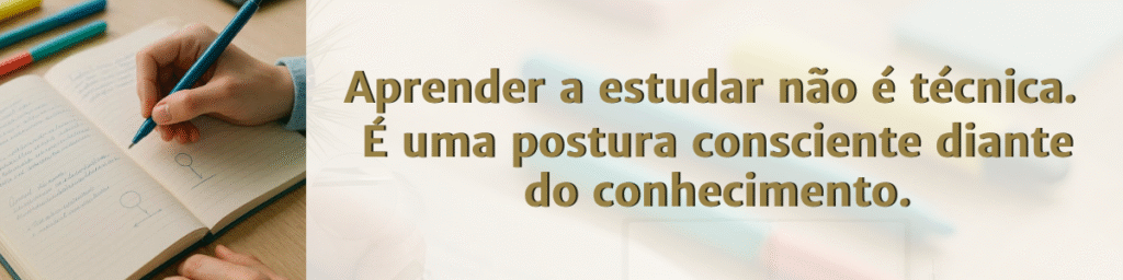 mãos escrevendo em caderno aberto — aprender a estudar como postura consciente diante do conhecimento
