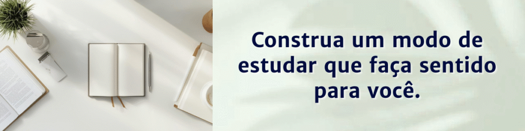 Banner com mesa de estudo organizada, caderno fechado ao centro e iluminação suave, simbolizando clareza e organização no processo de aprendizagem.