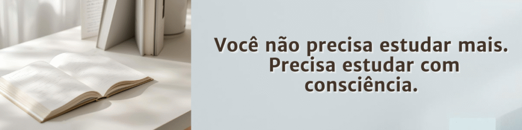 Banner com livro aberto sobre mesa clara iluminada por luz natural, representando reflexão sobre estudar com consciência.