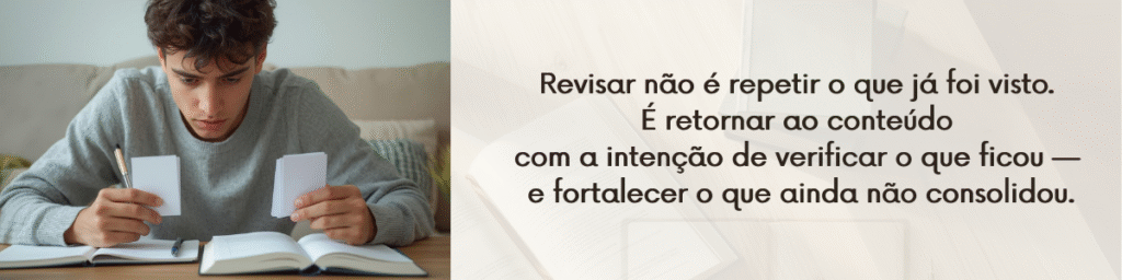 estudante revisando com flashcards e caderno, representando memorização ativa e recuperação do conteúdo