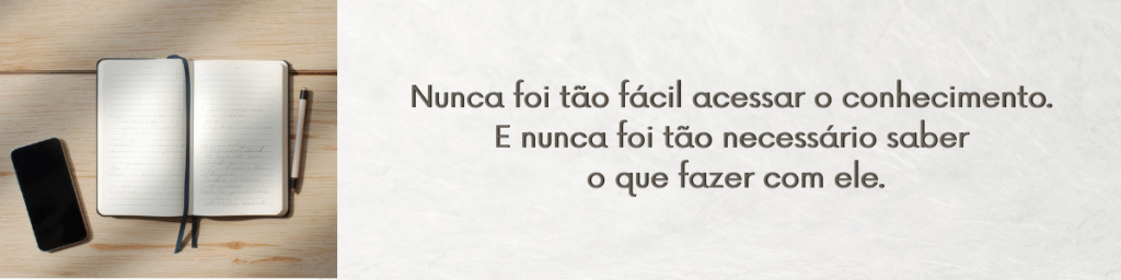 Mesa com caderno aberto, caneta e smartphone virado sobre superfície de madeira clara, com luz natural suave.